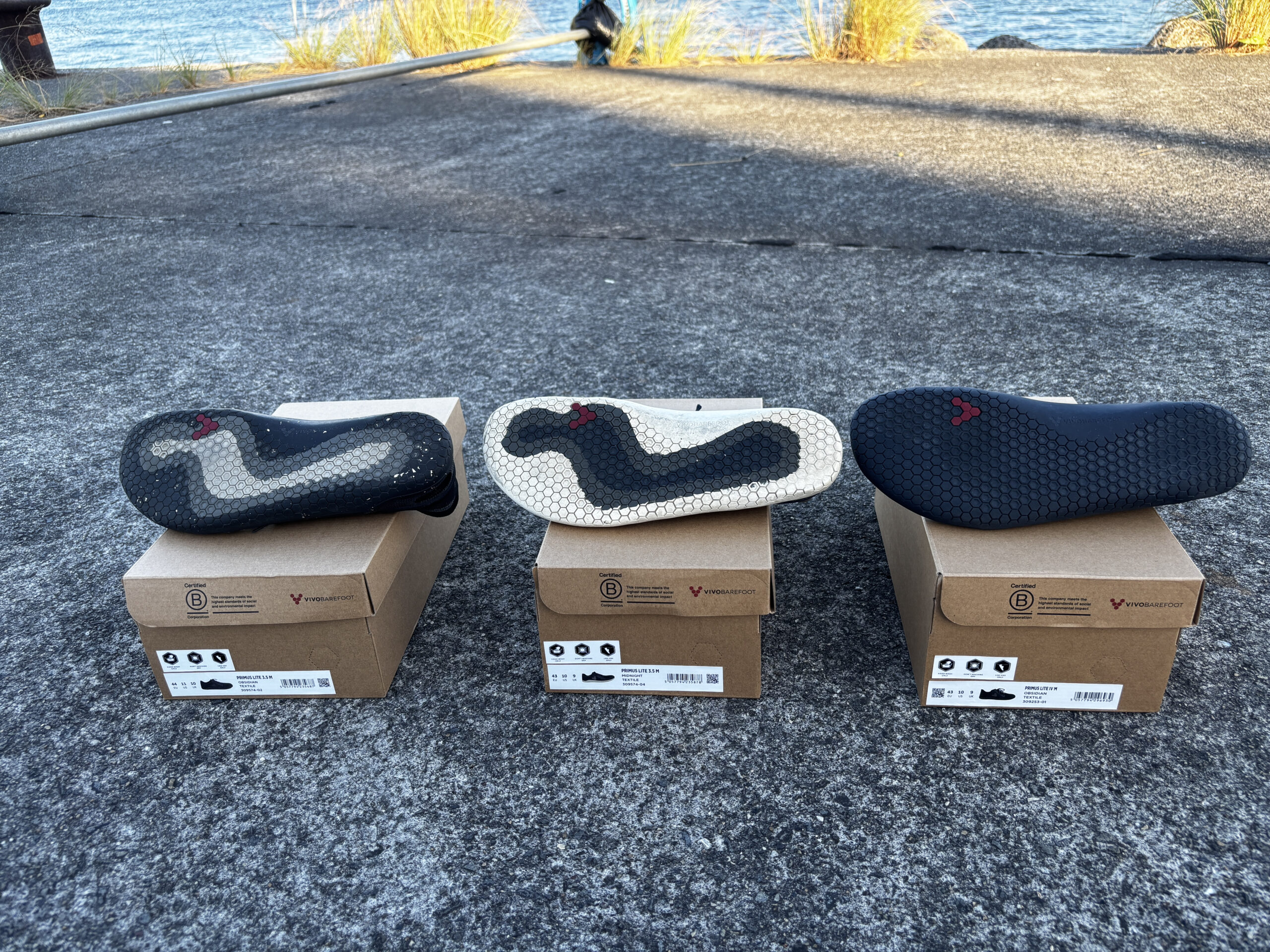 靴底を上にして並べたVIVOBAREFOOT3足