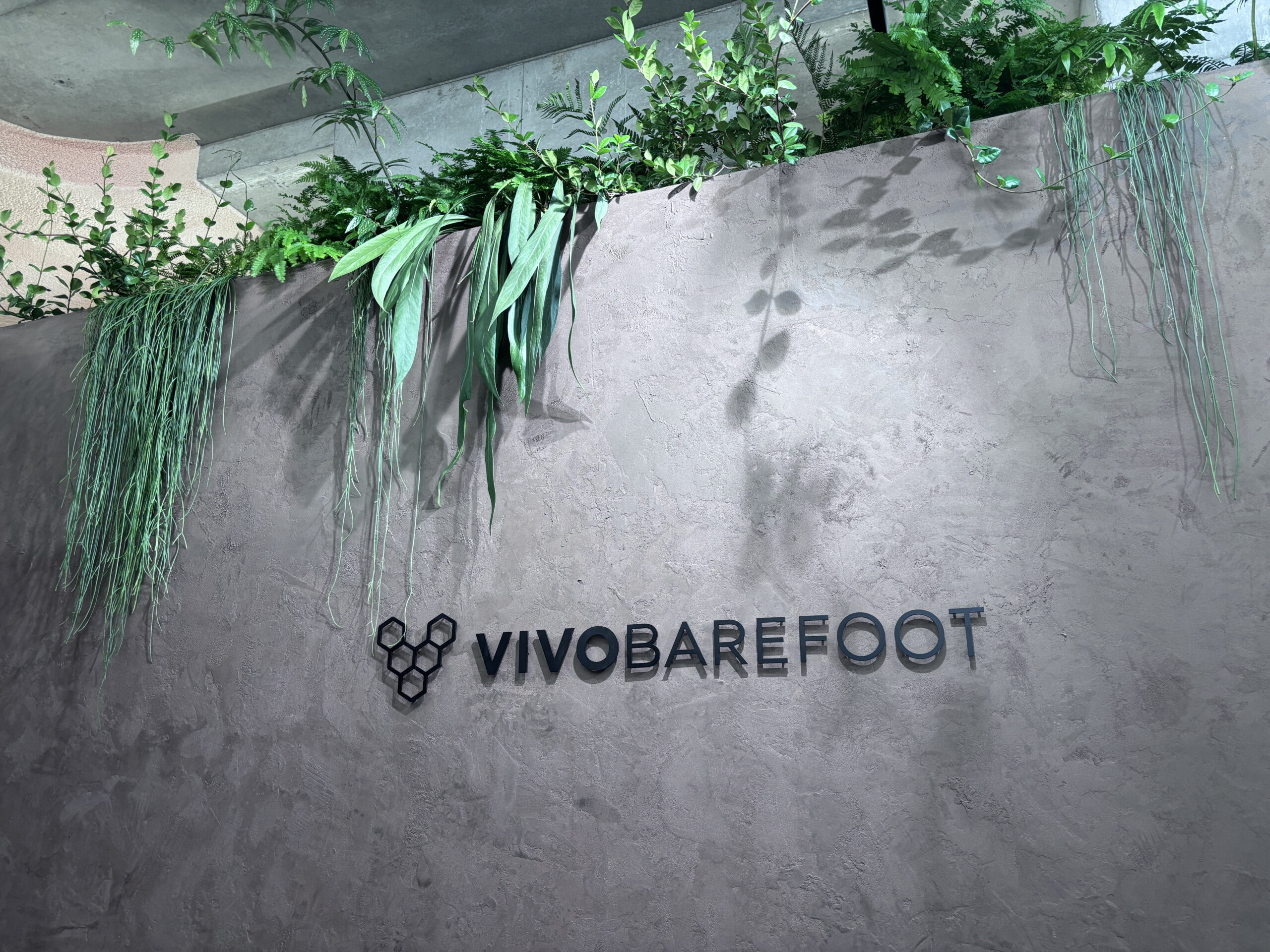 VIVOBAREFOOT東京店のロゴと植栽